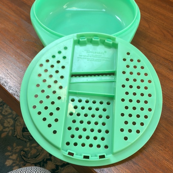 Tupperware jade green Chhese Vegetable Slaw Grater Bowl. #786-9Great cond-sharp! - Picture 2 of 5